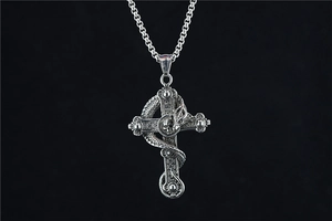 Pendentif gothique orné d'un dragon enroulé autour d'un crâne et d'une croix