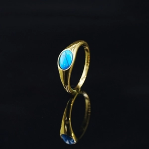Anello a sigillo in acciaio inossidabile dorato con pietra turchese ovale naturale