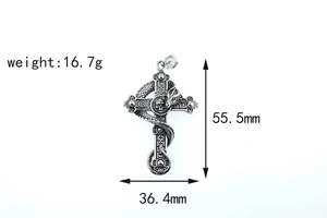 Détail macro du pendentif croix gothique crâne et serpent avec mesures de 55,5 mm