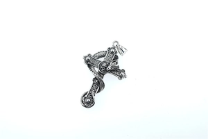 Détail du pendentif croix gothique avec crâne et serpent en finition argent vieilli