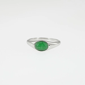 Anello minimalista in acciaio argentato con una pietra occhio di gatto verde ovale