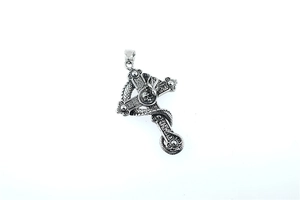 Pendentif croix gothique argentée avec crâne et serpent enroulé style punk rock