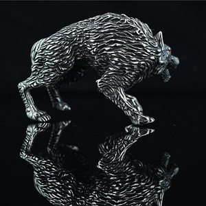 Wolf-Statue im Vintage-Silber-Look mit roten Augen und realistischer Metallstruktur