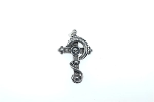Gros plan détaillé du pendentif croix avec crâne et serpent en finition argent vieilli