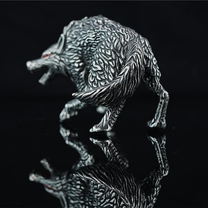 Punk-Stil 3D-Edelstahl-Wolfsskulptur mit roten Augen und feinen Fell-Details