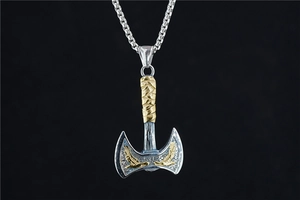 Vue détaillée du pendentif hache viking avec relief d'aigle doré et chaîne box