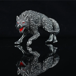Edelstahl Wolf Skulptur im Punk-Stil mit detailliertem Fell und roten Augen Akzenten