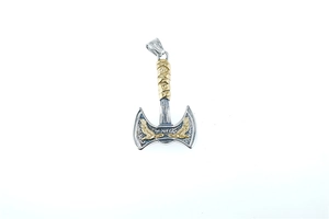 Détail du pendentif hache double argenté avec relief d'aigle doré et texture tressée