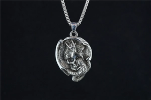 Détail du pendentif crâne et dragon avec relief sur chaîne boîte et finition rétro