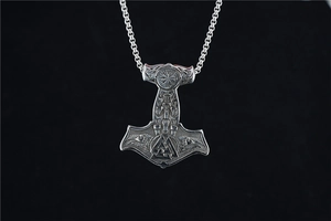 Détail du pendentif Viking Mjolnir avec boussole Vegvisir et symboles de Valknut