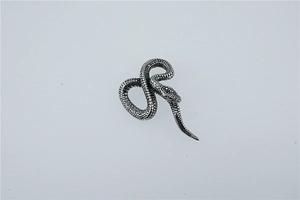 Gros plan détaillé montrant les écailles réalistes sur un pendentif serpent 3D en argent