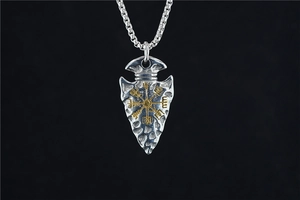 Détail du pendentif flèche viking vintage avec boussole Vegvísir dorée et chaîne argent