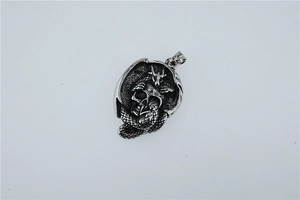 Vue détaillée du pendentif crâne gothique vintage avec motif de serpent enroulé