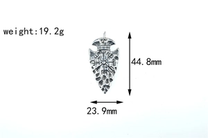 Gros plan du pendentif flèche viking montrant les dimensions et la gravure Vegvisir