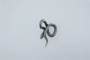 Vue macro détaillée de la texture d'écailles de serpent sur le collier punk argenté