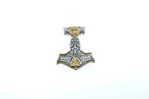 Détail macro du pendentif marteau Mjolnir avec gravures nordiques Valknut et corbeau