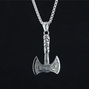 Collier avec pendentif hache en acier inoxydable et motifs d'oiseaux en relief rétro