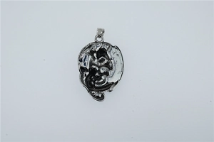 Vue détaillée du pendentif crâne punk vintage avec texture de lave et bélière polie