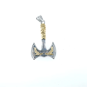 Pendentif hache de Viking avec reliefs d'aigle dorés et détails de fil métallique enroulé