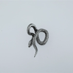Collier avec pendentif serpent 3D gothique en acier inoxydable argenté avec texture écaille