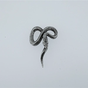 Collier pendentif serpent 3D gothique en acier titane oxydé avec écailles détaillées