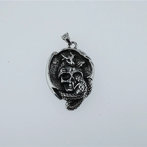 Collier avec pendentif crâne gothique en acier inoxydable et design de dragon détaillé