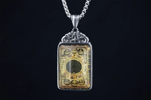 Détail du pendentif Thangka double face avec mandala jaune et chaîne à mailles carrées