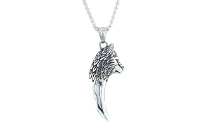 Détail du pendentif tête de loup vintage et dent avec chaîne en acier inoxydable