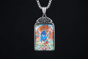 Vue détaillée du pendentif Thangka bouddhiste en métal argenté de style vintage