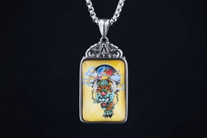 Gros plan sur le collier vintage en acier titane avec pendentif Thangka coloré