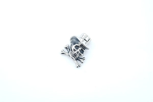 Vue macro d'un pendentif tête de mort avec haut-de-forme en acier inoxydable