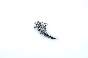 Gros plan du pendentif tête de loup vintage avec texture de fourrure et croc poli