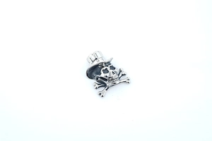 Détail macro du pendentif crâne rétro argenté avec chapeau haut de forme gothique