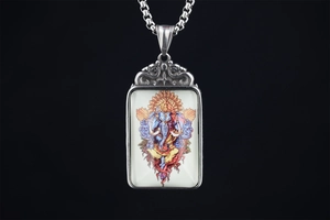 Gros plan du pendentif Ganesha rectangulaire avec gravure argentée et décor coloré