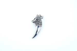 Détails d'un pendentif tête de loup en acier inoxydable rétro avec finition argentée