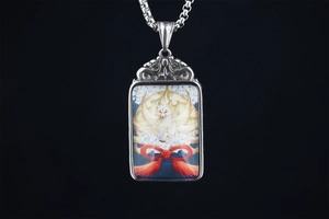 Détail du pendentif rectangulaire argenté vintage avec motif de renard à neuf queues