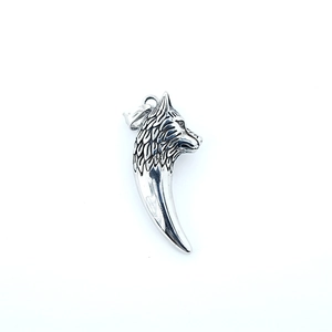 Pendentif dent de loup rétro en acier titane avec longue chaîne pour hommes
