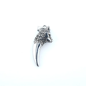 Pendentif tête de loup vintage avec croc sur chaîne en acier titane pour homme