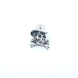 Pendentif tête de mort punk en acier titane avec chapeau haut de forme sur fond blanc