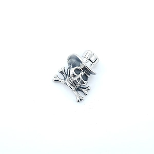 Pendentif tête de mort gothique avec chapeau haut de forme en acier titane argenté
