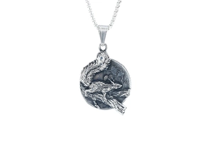 Vue détaillée du pendentif écureuil en argent vintage avec relief et chaîne à mailles