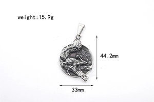 Pendentif écureuil rétro en relief montrant 44,2 mm de hauteur et un poids de 15,9 g