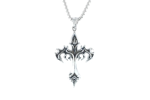 Détail d'un pendentif croix gothique en argent avec gravures tribales et une chaîne box chain