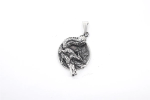 Détail macro du relief de dragon vintage sur un pendentif rond en titane argenté