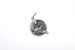 Détail macro du pendentif rétro en acier avec gravure d'écureuil de style vintage