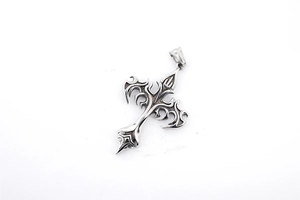 Gros plan d'un pendentif croix gothique en argent avec gravure détaillée de flammes