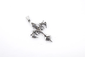 Détail du pendentif croix gothique en acier inoxydable avec motifs de flammes