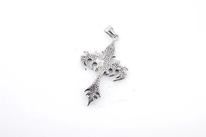 Détail du pendentif croix gothique argentée avec texture flamme et bords pointus