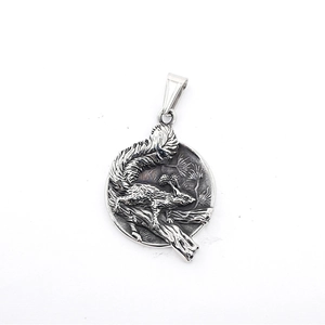 Pendentif rond vintage argenté avec relief d'écureuil et de branche de pin ciselé
