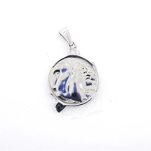 Collier hip hop rétro en acier titane avec un pendentif écureuil vintage sur fond blanc